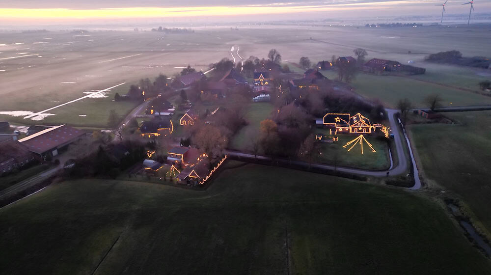 Fast das ganze Dorf Bingumgaste ist zur Adventszeit festlich beleuchtet. / Foto: Lars Penning/dpa