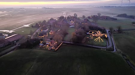 Fast das ganze Dorf Bingumgaste ist zur Adventszeit festlich beleuchtet. / Foto: Lars Penning/dpa