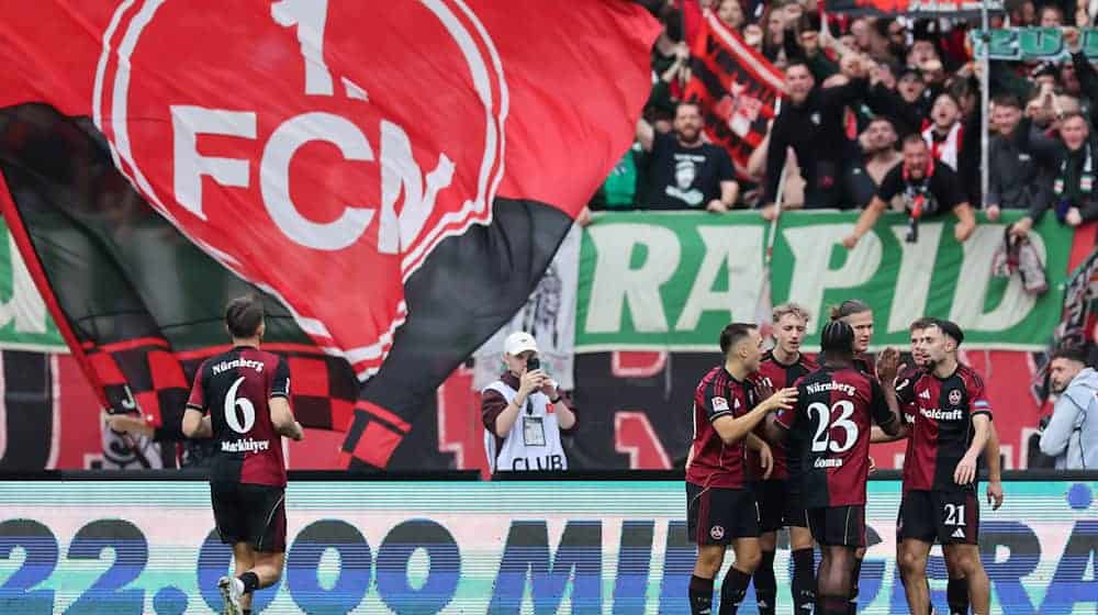 Der «Club» jubelt gegen Braunschweig, hier nach dem Tor zum 2:0. / Foto: Daniel Löb/dpa