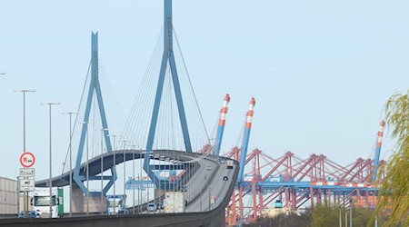 Weil unterhalb der A7 an der Straße gearbeitet wird, ist die Köhlbrandbrücke wieder für ein Wochenende gesperrt. (Archivbild) / Foto: Georg Wendt/dpa