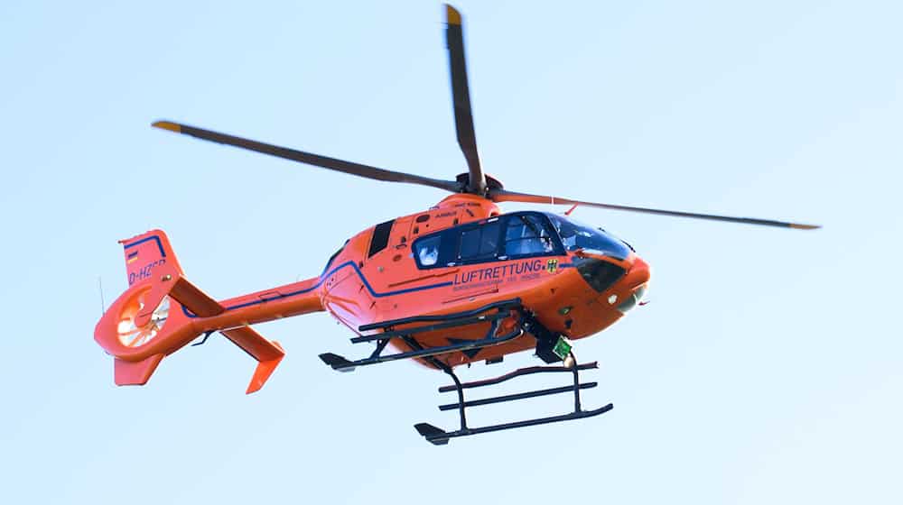 Der Autofahrer wurde per Rettungshubschrauber in ein Krankenhaus gebracht. (Symbolbild) / Foto: Julian Stratenschulte/dpa