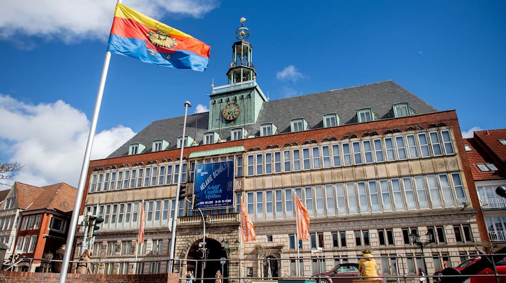 Die Stadtverwaltung in Emden zieht personelle Konsequenzen nach Ermittlungen gegen vier ihrer Mitarbeiter wegen des Verdachts der Vorteilsnahme. (Archivfoto) / Foto: Hauke-Christian Dittrich/dpa