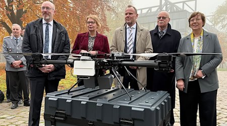 Von links nach rechts stehen Christian Pegel (SPD), Innenminister Mecklenburg-Vorpommerns, Daniela Behrens (SPD), Innenministerin Niedersachsens, Andy Grote (SPD), Innensenator Hamburgs, Ulrich Mäurer (SPD), Innensenator Bremens, und Sabine Sütterlin-Waack (CDU), Innenministerin Schleswig-Holsteins, vor einer Abfangdrohne des Modells A1-Falke von Argus Interception beim «Norddeutschen Kompetenzcluster Drohnenabwehr». / Foto: Leonard Fischer/dpa