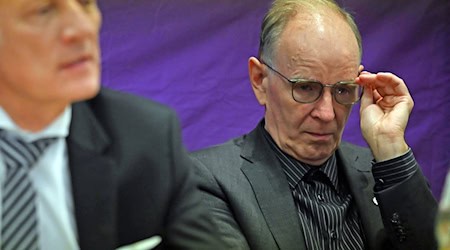 Besonders die Aufarbeitung sexualisierter Gewalt beschäftigt bei der Landessynode Präsident Matthias Kannengießer (links) und Landesbischof Ralf Meister (rechts) ‒ aber auch absehbare finanzielle Herausforderungen. / Foto: Shireen Broszies/dpa