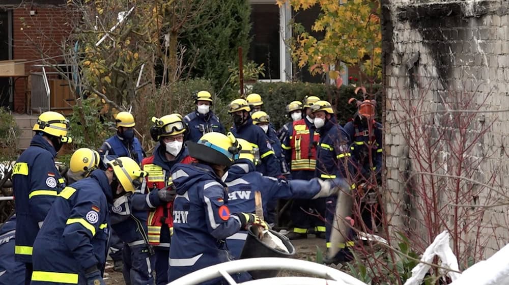 Einsatzkräfte haben nach der Detonation in Wolfenbüttel eine Leiche geborgen.  / Foto: Benjamin Müller/dpa/TNN/dpa