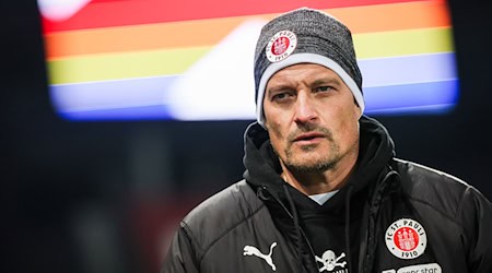 Erlebt sportlich seine schwerste Zeit beim FC St. Pauli: Cheftrainer Alexander Blessin  / Foto: Christian Charisius/dpa