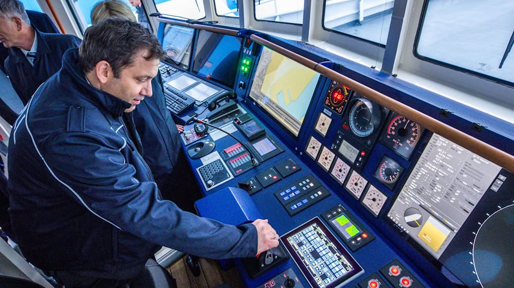 Bundesfinanzminister Lars Klingbeil (SPD) hat die Schiffbauer der Peene-Werft angesichts des neuen Zollschiffs «Friesland» gelobt.  / Foto: Jens Büttner/dpa