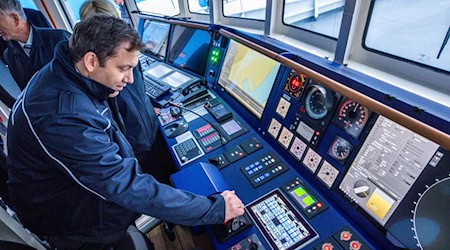 Bundesfinanzminister Lars Klingbeil (SPD) hat die Schiffbauer der Peene-Werft angesichts des neuen Zollschiffs «Friesland» gelobt.  / Foto: Jens Büttner/dpa
