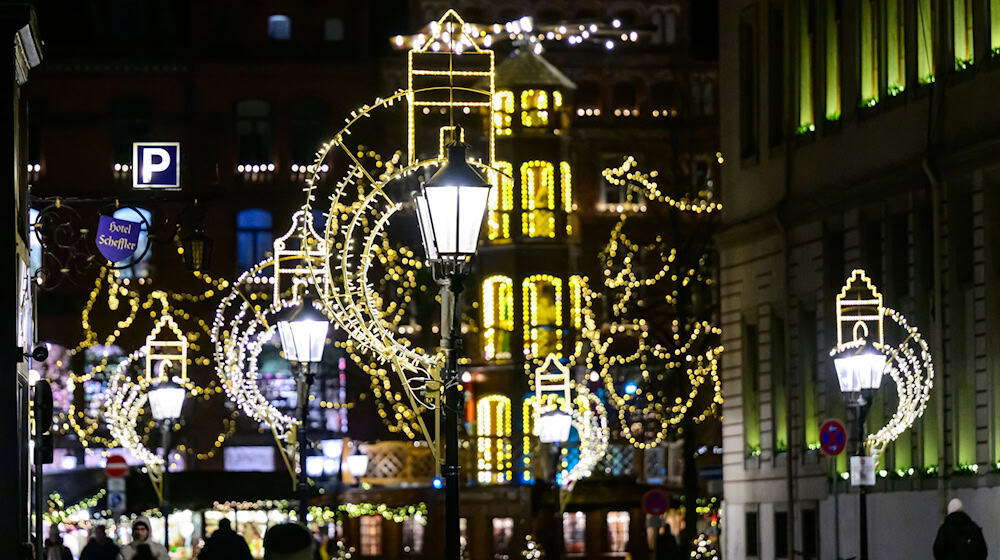 Die Hansestadt stellt die Lichterketten zur Verfügung, die Montage übernehmen teils die Stadt oder andere Firmen.  / Foto: Philipp Schulze/dpa