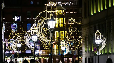 Die Hansestadt stellt die Lichterketten zur Verfügung, die Montage übernehmen teils die Stadt oder andere Firmen.  / Foto: Philipp Schulze/dpa