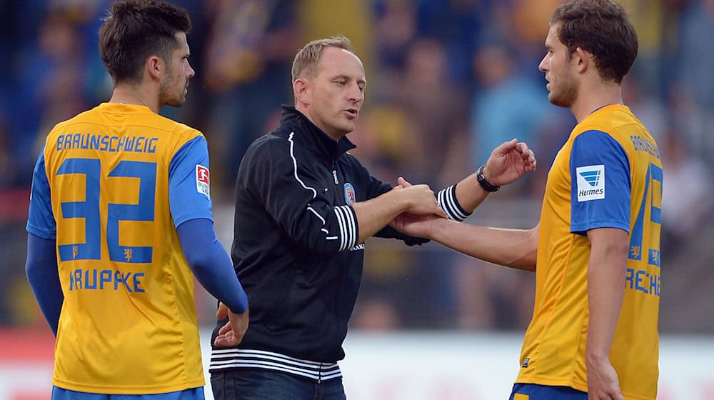 Wiedersehen in Braunschweig: Ex-Coach Torsten Lieberknecht (M) trainiert jetzt den nächsten Gegner 1. FC Kaiserslautern. Dennis Kruppke (l) und Ken Reichel (r) sind jetzt Sportkoordinator und Vizepräsident in Braunschweig. / Foto: picture alliance / dpa