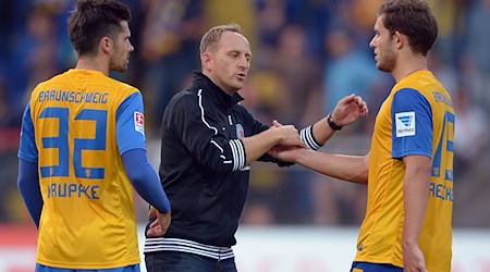 Wiedersehen in Braunschweig: Ex-Coach Torsten Lieberknecht (M) trainiert jetzt den nächsten Gegner 1. FC Kaiserslautern. Dennis Kruppke (l) und Ken Reichel (r) sind jetzt Sportkoordinator und Vizepräsident in Braunschweig. / Foto: picture alliance / dpa