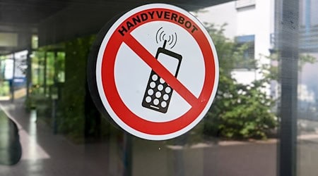 Niedersachsen hat sich gegen ein pauschales Handyverbot entschieden. (Symbolbild) / Foto: Jens Kalaene/dpa