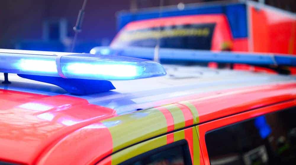 Rettungskräfte brachten den Mann leicht verletzt ins Krankenhaus. (Symbolbild) / Foto: Julian Stratenschulte/dpa