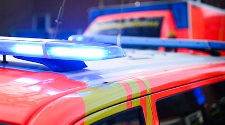 Rettungskräfte brachten den Mann leicht verletzt ins Krankenhaus. (Symbolbild) / Foto: Julian Stratenschulte/dpa