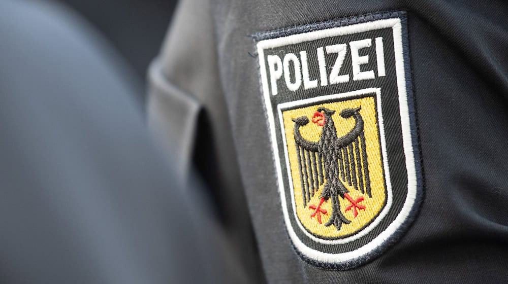 Bundespolizisten nahmen am Samstagmittag einen Mann vorläufig fest, der in einem Zug am Oldenburger Hauptbahnhof mit einem Messer hantierte. (Symbolbild) / Foto: Boris Roessler/dpa