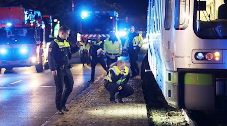 Ein 59 Jahre alter Fußgänger wurde in der Nacht zum Samstag von einer Straßenbahn erfasst und eingeklemmt.  / Foto: Uncredited/dpa