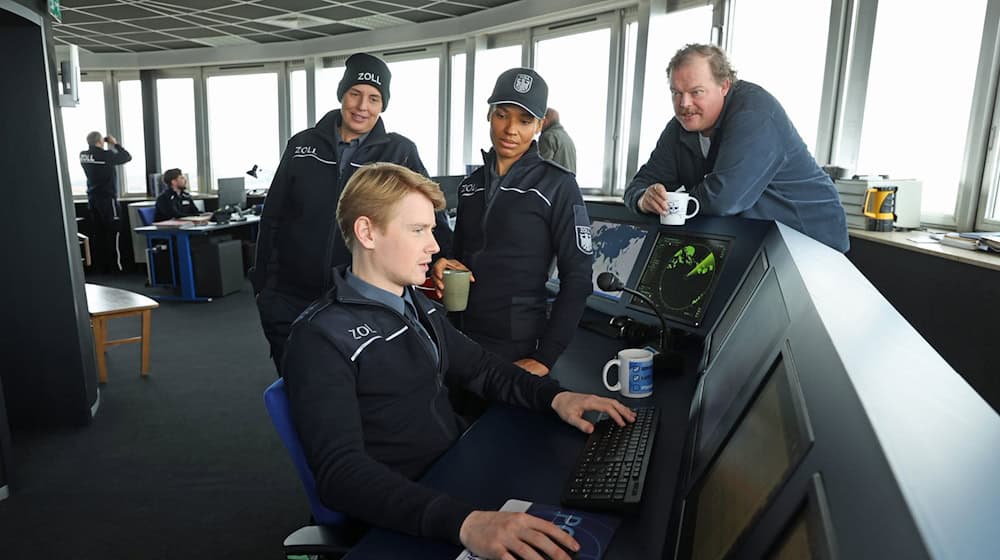 Zöllner Sven-Erik Dröse (Lukas Zumbrock, sitzend) kommt einer heißen Spur auf die Schliche in einer Szene aus der Folge «Geschäft mit dem Tod» aus der Krimireihe «Der Bremerhaven-Krimi» - hinten von links nach rechts: Elena Uhlig, Cynthia Micas, Bernd Hölscher. / Foto: Jörg Landsberg/Radio Bremen/ARD/dpa