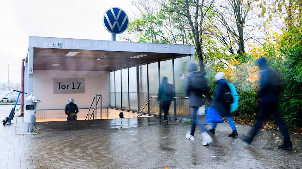 Zuletzt rutschte der VW-Konzern wegen Problemen bei Porsche tief in die roten Zahlen – im dritten Quartal stand ein Verlust von 1,072 Milliarden Euro. (Archivbild) / Foto: Julian Stratenschulte/dpa