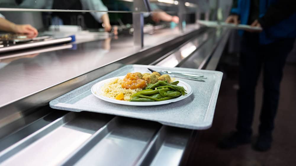 Studierende in Niedersachsen sollen bald wieder ein warmes Mittagessen für 2,50 Euro bekommen. (Archivbild) / Foto: Michael Matthey/dpa