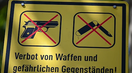 Die Gewaltkriminalität ist zuletzt gestiegen. Ob sich Kriminelle von Waffenverbotszonen abschrecken lassen, ist fraglich. (Archivbild) / Foto: Arne Dedert/dpa Die Gewaltkriminalität ist zuletzt gestiegen. Ob sich Kriminelle von Waffenverbotszonen abschrecken lassen, ist fraglich. (Archivbild) / Foto: Arne Dedert/dpa