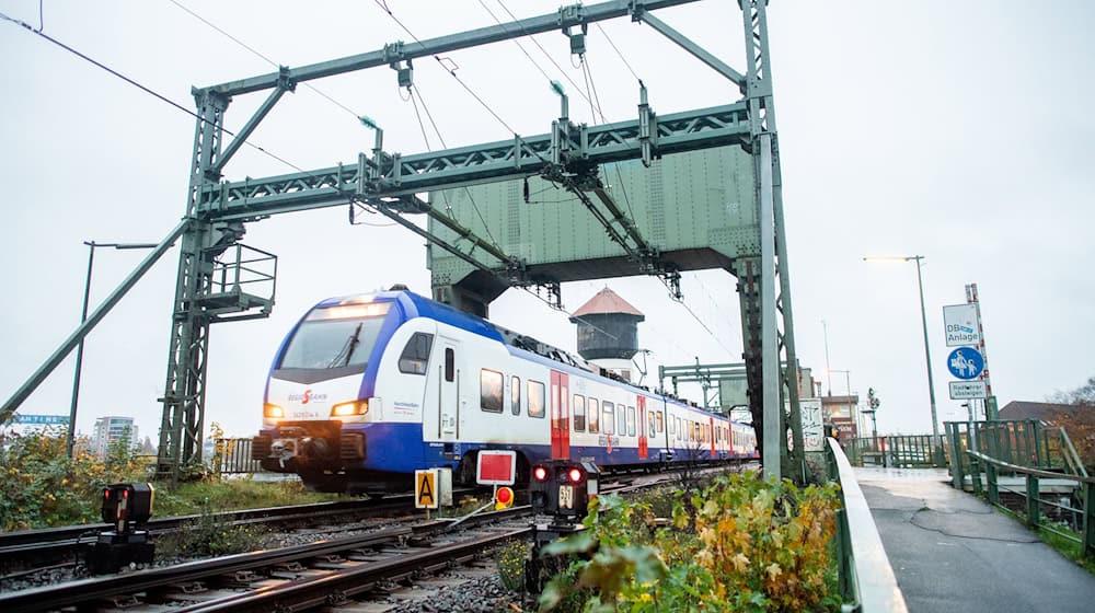 Die Huntebrücke in Oldenburg ist derzeit nur eingleisig befahrbar. (Archivbild) / Foto: Hauke-Christian Dittrich/dpa