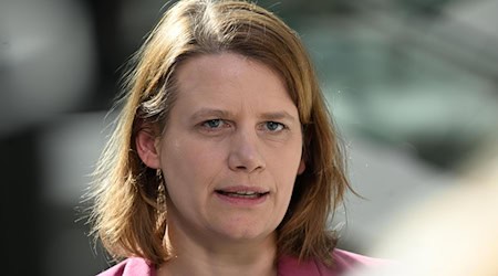 Kultusministerin Julia Willie Hamburg fordert ein Mindestalter von 14 Jahren für soziale Netzwerke. (Archivbild) / Foto: Shireen Broszies/dpa
