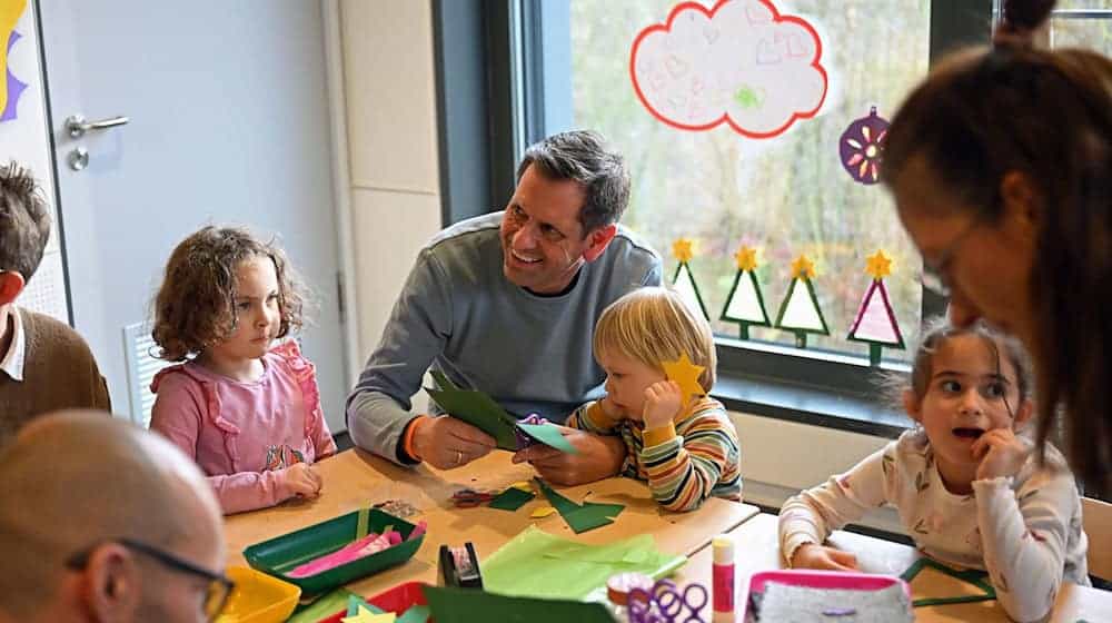 Olaf Lies bastelte mit den Kindern Weihnachtsdekoration. / Foto: Shireen Broszies/dpa