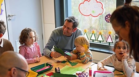 Olaf Lies bastelte mit den Kindern Weihnachtsdekoration. / Foto: Shireen Broszies/dpa
