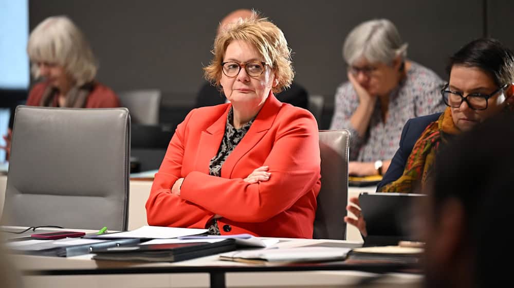 Mit dem neuen Polizeigesetz will Ministerin Behrens unter anderem den Schutz von Opfern häuslicher Gewalt verbessern.  / Foto: Shireen Broszies/dpa