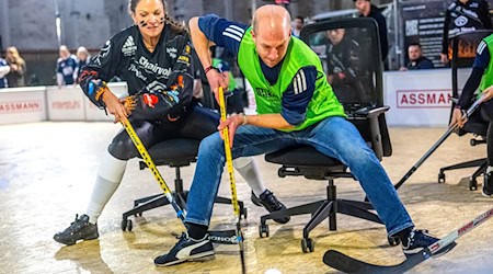 Für das Turnier stellen Unternehmen - von Kanzleien, Arztpraxen bis hin zu internationalen Firmen - ihre besten Leute zusammen. / Foto: Sina Schuldt/dpa