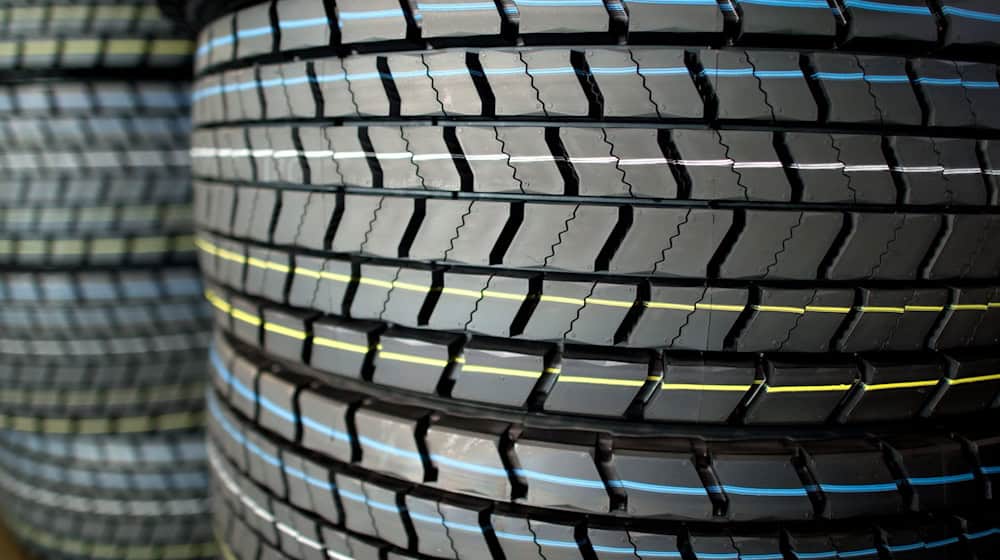 Noch mit vollem Grip: Fabrikneue Conti-Reifen. (Archivbild) / Foto: Julian Stratenschulte/dpa