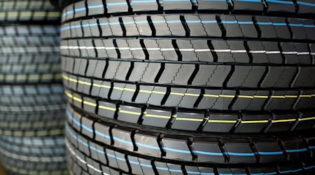 Noch mit vollem Grip: Fabrikneue Conti-Reifen. (Archivbild) / Foto: Julian Stratenschulte/dpa