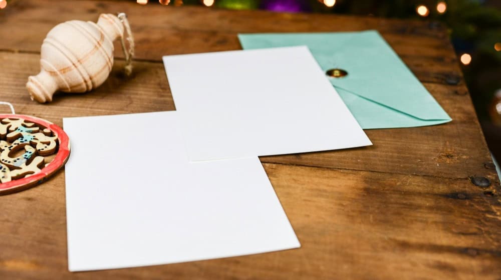 Mit hochwertigem Papier und passendem Umschlag beginnt die Gestaltung persönlicher Weihnachtskarten. / Foto: Mockaroon auf unsplash.com
