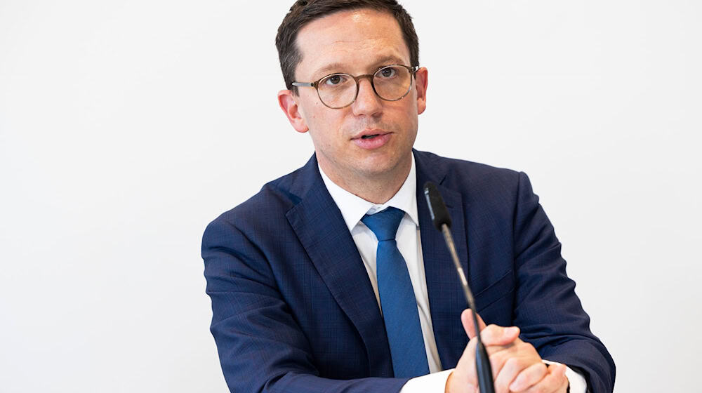 Gleich drei Hochschulen aus Niedersachsen machen beim Exzellenzuni-Wettbewerb des Bundes mit - Wissenschaftsminister Falko Mohrs (SPD) zeigt sich zuversichtlich bei den Erfolgschancen. (Archivbild) / Foto: Michael Matthey/dpa