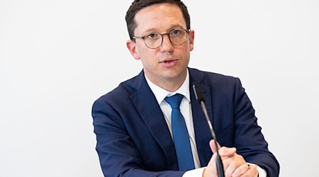 Gleich drei Hochschulen aus Niedersachsen machen beim Exzellenzuni-Wettbewerb des Bundes mit - Wissenschaftsminister Falko Mohrs (SPD) zeigt sich zuversichtlich bei den Erfolgschancen. (Archivbild) / Foto: Michael Matthey/dpa