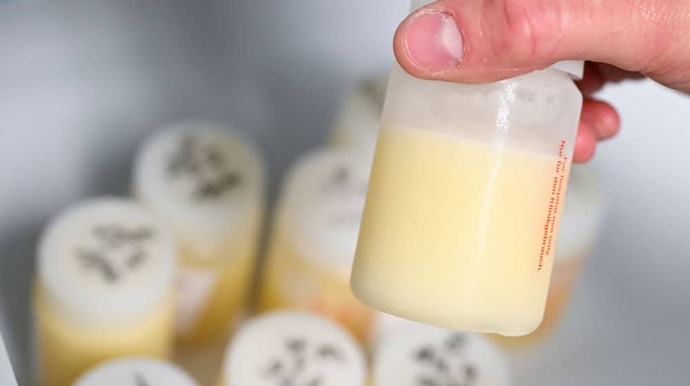 Laut dem Verein Frauenmilchbank-Initiative versorgen aktuell rund 55 Frauenmilchbanken an deutschen Kliniken bedürftige Frühgeborene und kranke Neugeborene mit Spendemilch, wenn die Milch der eigenen Mutter nicht ausreicht (Symbolbild). / Foto: Arne Dedert/dpa