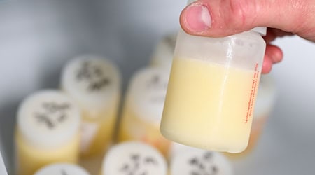 Laut dem Verein Frauenmilchbank-Initiative versorgen aktuell rund 55 Frauenmilchbanken an deutschen Kliniken bedürftige Frühgeborene und kranke Neugeborene mit Spendemilch, wenn die Milch der eigenen Mutter nicht ausreicht (Symbolbild). / Foto: Arne Dedert/dpa