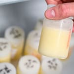 Laut dem Verein Frauenmilchbank-Initiative versorgen aktuell rund 55 Frauenmilchbanken an deutschen Kliniken bedürftige Frühgeborene und kranke Neugeborene mit Spendemilch, wenn die Milch der eigenen Mutter nicht ausreicht (Symbolbild). / Foto: Arne Dedert/dpa