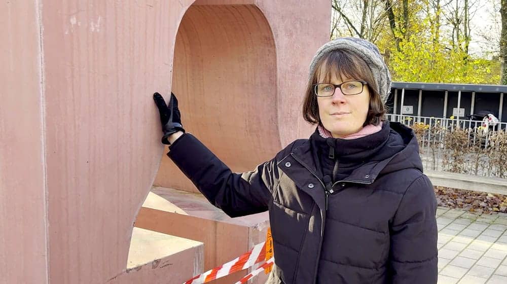 Pastorin Angela Walther trauert um die Glocke.  / Foto: Jörn Hüneke/dpa
