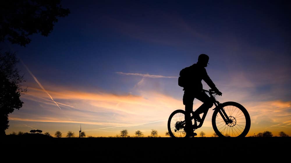 Am Donnerstag ist noch viel blauer Himmel zu sehen.  / Foto: Julian Stratenschulte/dpa