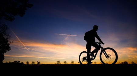 Am Donnerstag ist noch viel blauer Himmel zu sehen.  / Foto: Julian Stratenschulte/dpa