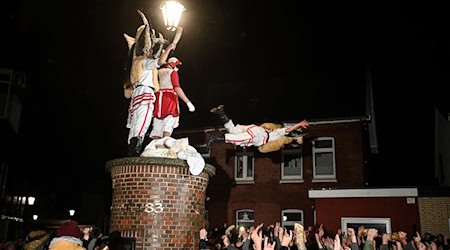 Zum Abschluss des Festes stürzen sich die Klaasohms von einer Säule in eine Menschenmenge. (Archivbild) / Foto: Lars Penning/dpa