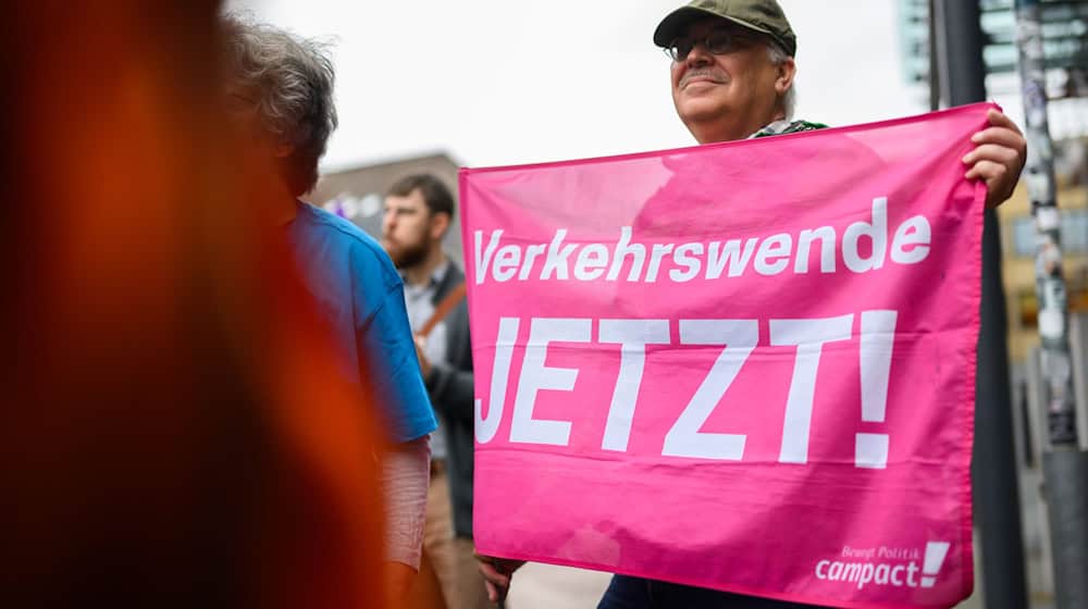 Demonstration für Bahn-Neubaustrecke Hamburg-Hannover. (Archivbild) / Foto: Julian Stratenschulte/dpa