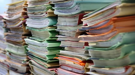 Die Aktenstapel an niedersächsischen Verwaltungsgerichten werden derzeit größer. (Symbolbild) / Foto: Stephanie Pilick/dpa