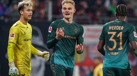Bleibt bei Werder Bremen: Abwehrspieler Amos Pieper (M). (Archivbild) / Foto: Jan Woitas/dpa