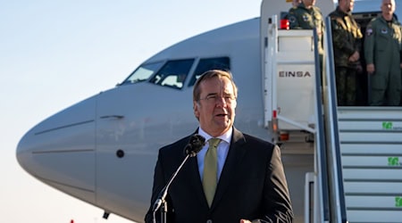 Das neue Marine-Aufklärungsflugzeug Boeing P8-A Poseidon landete nach einer Überführung aus den USA in Berlin und wurde von Verteidigungsminister Pistorius begrüßt. / Foto: Soeren Stache/dpa