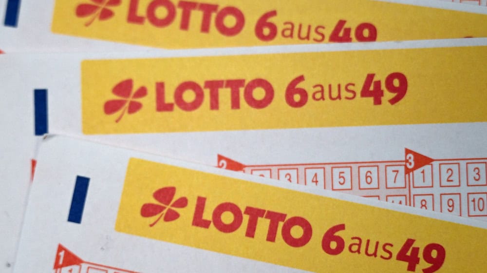 Auf einen Lotto-Spieler aus Niedersachsen wartet ein Millionengewinn. (Symbolbild) / Foto: Federico Gambarini/dpa