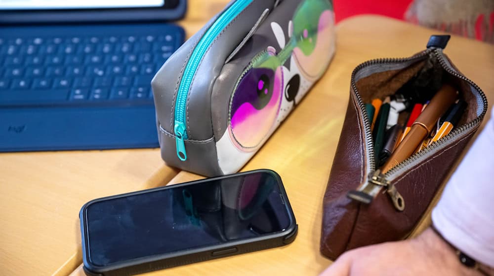 Vom Pausenhof bis ins Klassenzimmer: Das Smartphone ist an Schulen allgegenwärtig. (Symbolbild) / Foto: Sina Schuldt/dpa