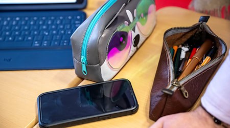 Vom Pausenhof bis ins Klassenzimmer: Das Smartphone ist an Schulen allgegenwärtig. (Symbolbild) / Foto: Sina Schuldt/dpa